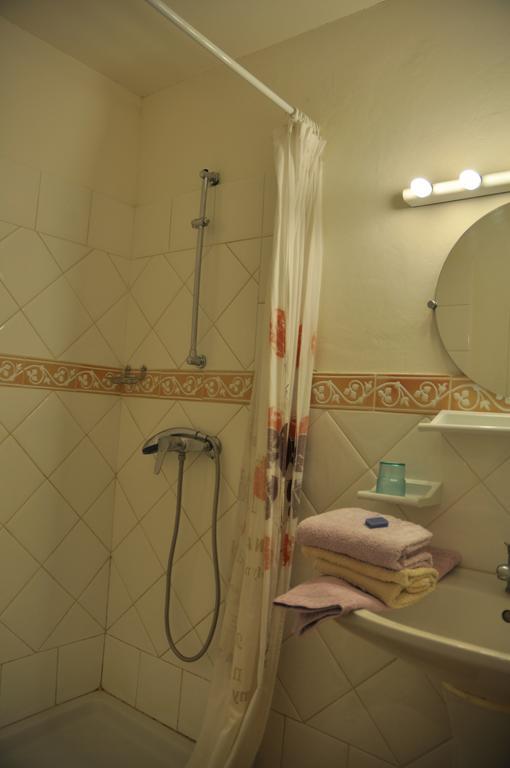 Le Petit Labouret Hotel Revest-du-Bion Bagian luar foto