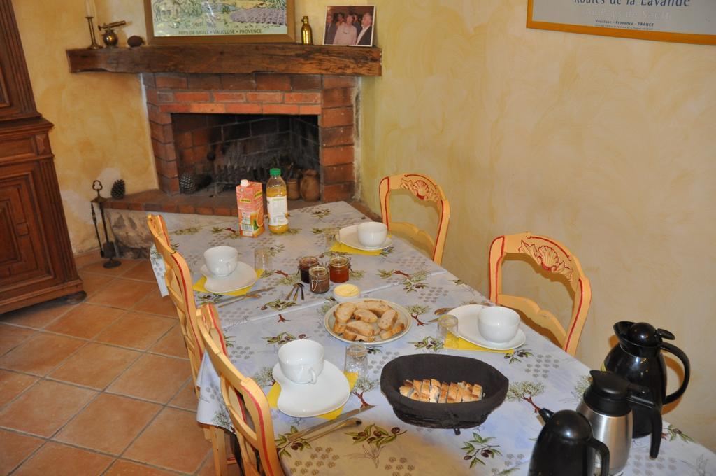 Le Petit Labouret Hotel Revest-du-Bion Bagian luar foto