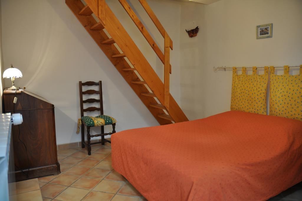 Le Petit Labouret Hotel Revest-du-Bion Bagian luar foto